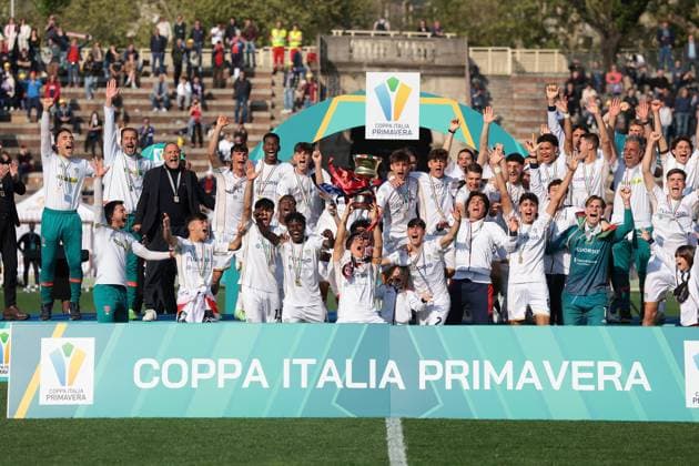 Milan, Italy, 9th April 2025. Alessandro Vinciguerra of Cagliari Calcio lifts the trophy as he celebrates with team mates and staff following the 3-0 victory in the Coppa Italia match at Arena Civica Gianni Brera, Milan. Picture credit should read: Jonathan Moscrop Sportimage EDITORIAL USE ONLY. No use with unauthorised audio, video, data, fixture lists, club league logos or live services. Online in-match use limited to 120 images, no video emulation. No use in betting, games or single club league player publications. SPI_045_JM_MILAN_CAGLIARI_CIP_ SPI-3802-0045