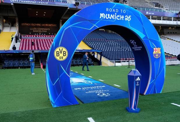 09.04.2025, xslx, Fussball UEFA Champions League, FC Barcelona, Barca - Borussia Dortmund v.l. Stadionansicht Innenraum, Rasen (UEFA REGULATIONS PROHIBIT ANY USE OF PHOTOGRAPHS as IMAGE SEQUENCES and or QUASI-VIDEO) Barcelona