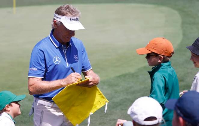 Sport Bilder des Tages Bernhard Langer of Germany signs autographs on the 5th green during the 2025 Masters Par 3 Contest at Augusta National Golf Club in Augusta, Georgia, on Wednesday, April 9, 2025. The 2025 Masters Golf tournament begins on Thursday, April 10.  AUG20250409830 TANNENxMAURY