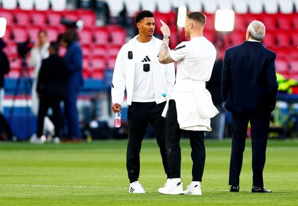 Ollie Watkins of Aston Villa seen pitch side. Paris Saint-Germain v Real Madrid, UEFA Champions League, Quarter Final, First Leg, Football, Parc des Princes, Paris, France - 09 Apr 2025 EDITORIAL USE ONLY No use with unauthorised audio, video, data, fixture lists, club league logos or live services. Online in-match use limited to 120 images, no video emulation. No use in betting, games or single club league player publications. Copyright: xJamesxMarsh Shutterstockx 15243606o