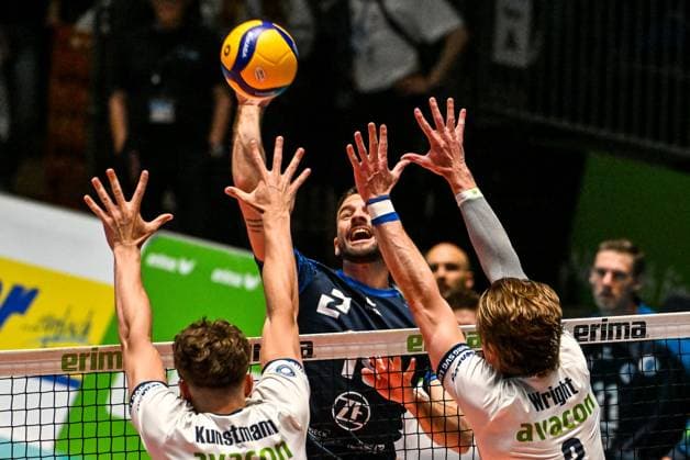 GER, VBL, VfB Friedrichshafen vs SVG Lüneburg 09.04.2025, Spacetech Arena, Friedrichshafen, GER, VBL, VfB Friedrichshafen vs SVG Lüneburg, im Bild Joscha Kunstmann (Lueneburg, 7) und Oskar Espeland (Lueneburg, 9) versuchen Block gegen Ivan Zeljkovic (Friedrichshafen, 19)