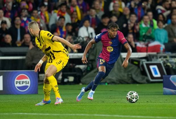 09.04.2025, xslx, Fussball UEFA Champions League, FC Barcelona, Barca - Borussia Dortmund v.l. Waldemar Anton (Borussia Dortmund), Lamine Yamal (FC Barcelona) (UEFA REGULATIONS PROHIBIT ANY USE OF PHOTOGRAPHS as IMAGE SEQUENCES and or QUASI-VIDEO) Barcelona
