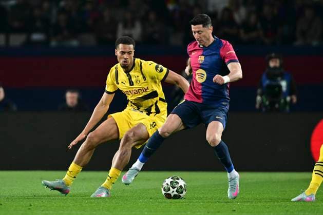 Robert Lewandowski 9 FC Barcelona, Barca im Zweikampf, Aktion, mit Felix Nmecha 8 (Borussia Dortmund), FC Barcelona vs. Borussia Dortmund, Fussball, Champions League, Viertelfinale, 09.04.2025 Barcelona Katalonien Spanien
