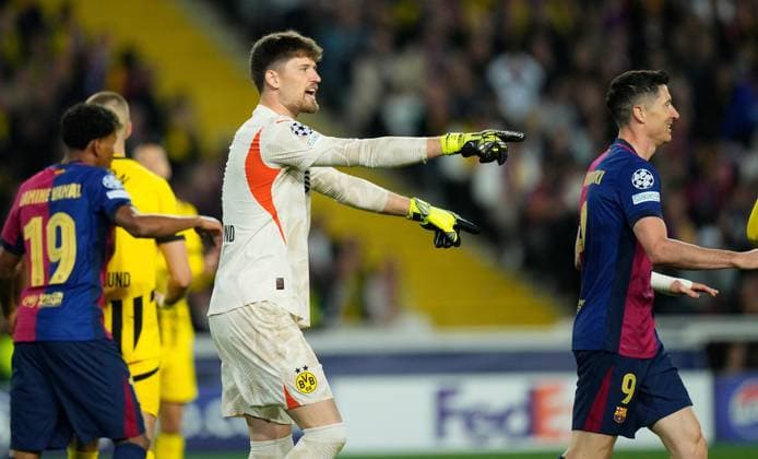 09.04.2025, xslx, Fussball UEFA Champions League, FC Barcelona, Barca - Borussia Dortmund v.l. Gregor Knobel (Borussia Dortmund) gibt Anweisungen, gestikuliert, mit den Armen gestikulieren gives instructions, gesticulate (UEFA REGULATIONS PROHIBIT ANY USE OF PHOTOGRAPHS as IMAGE SEQUENCES and or QUASI-VIDEO) Barcelona