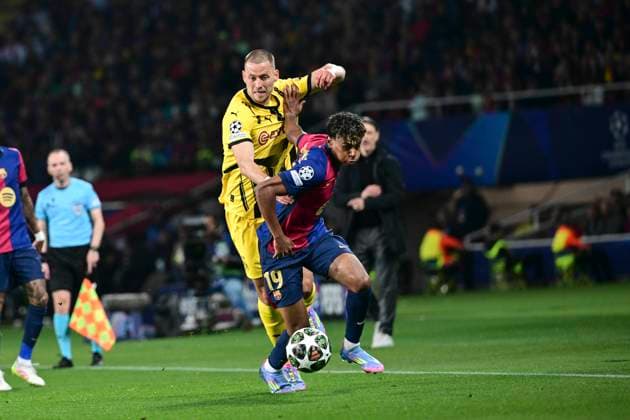 Waldemar Anton 3 (Borussia Dortmund) im Zweikampf, Aktion, mit Lamine Yamal 19 FC Barcelona, Barca , FC Barcelona vs. Borussia Dortmund, Fussball, Champions League, Viertelfinale, 09.04.2025 Barcelona Katalonien Spanien