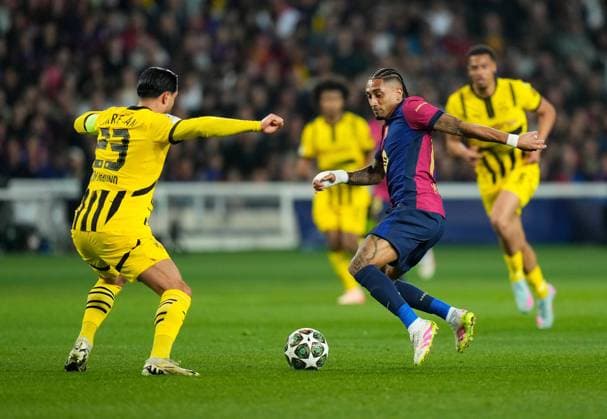 09.04.2025, xslx, Fussball UEFA Champions League, FC Barcelona, Barca - Borussia Dortmund v.l. Emre Can (Borussia Dortmund), Raphinha (FC Barcelona) (UEFA REGULATIONS PROHIBIT ANY USE OF PHOTOGRAPHS as IMAGE SEQUENCES and or QUASI-VIDEO) Barcelona