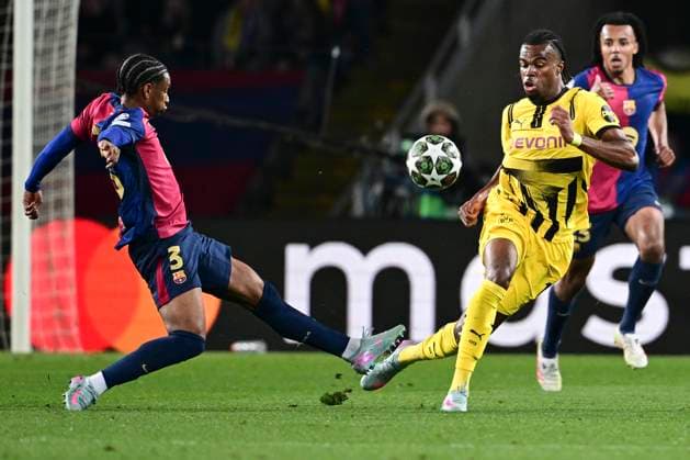 Carney Chukwuemeka 17 (Borussia Dortmund) im Zweikampf, Aktion, mit Alejandro Balde 3 FC Barcelona, Barca , FC Barcelona vs. Borussia Dortmund, Fussball, Champions League, Viertelfinale, 09.04.2025 Barcelona Katalonien Spanien