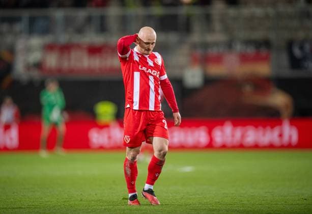 Fussball, Herren, Saison 2024 2025, 3. Liga (32. Spieltag), FC Energie Cottbus - Rot-Weiss Essen, Maximilian Krauß (Energie Cottbus), Enttäuschung nach Abpfiff, 09.04. 2025, Copyright: xSebastianxRäppold MatthiasxKochx