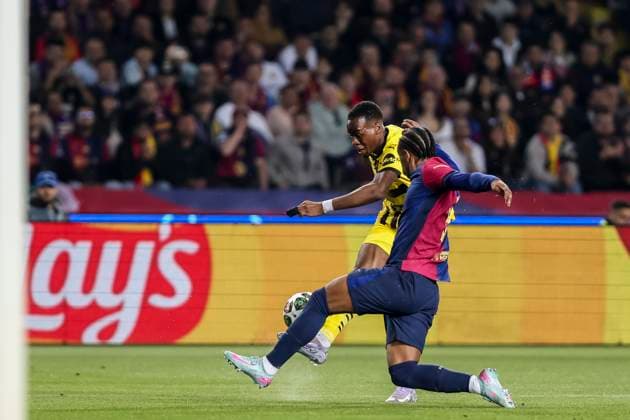 April 9, 2025, Barcelona, Barcelona, SPAIN: Jamie Bynoe-Gittens of Borussia Dortmund and Alejandro Balde of FC Barcelona, Barca in action during the UEFA Champions League 2024 25 quarter-final first leg, match between FC Barcelona and Borussia Dortmund at Estadi Olimpic Lluis Companys on April 09, 2025 in Barcelona, Spain. Barcelona SPAIN - ZUMAa181 20250409_zaa_a181_025 Copyright: xJavierxBorregox