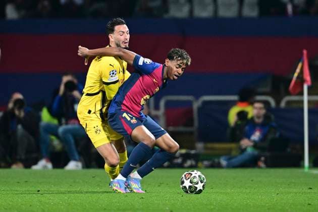 Ramy Bensebaini 5 (Borussia Dortmund) im Zweikampf, Aktion, mit Lamine Yamal 19 FC Barcelona, Barca , FC Barcelona vs. Borussia Dortmund, Fussball, Champions League, Viertelfinale, 09.04.2025 Barcelona Katalonien Spanien