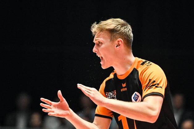 GER, VBL, VfB Friedrichshafen vs SVG Lüneburg 09.04.2025, Spacetech Arena, Friedrichshafen, GER, VBL, VfB Friedrichshafen vs SVG Lüneburg, im Bild Lenny Graven (Friedrichshafen, 17) feuert seine Mitspieler an