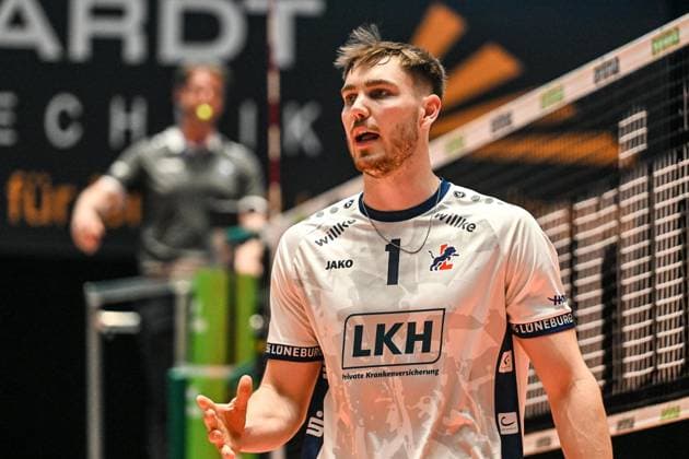 GER, VBL, VfB Friedrichshafen vs SVG Lüneburg 09.04.2025, Spacetech Arena, Friedrichshafen, GER, VBL, VfB Friedrichshafen vs SVG Lüneburg, im Bild Simon Torwie (Lueneburg, 1)