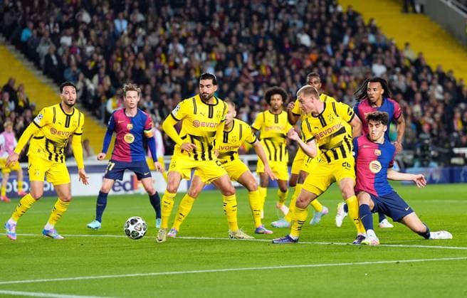 09.04.2025, xslx, Fussball UEFA Champions League, FC Barcelona, Barca - Borussia Dortmund v.l. Emre Can (Borussia Dortmund), Julian Ryerson (Borussia Dortmund), Pau Cubarsi (FC Barcelona) (UEFA REGULATIONS PROHIBIT ANY USE OF PHOTOGRAPHS as IMAGE SEQUENCES and or QUASI-VIDEO) Barcelona
