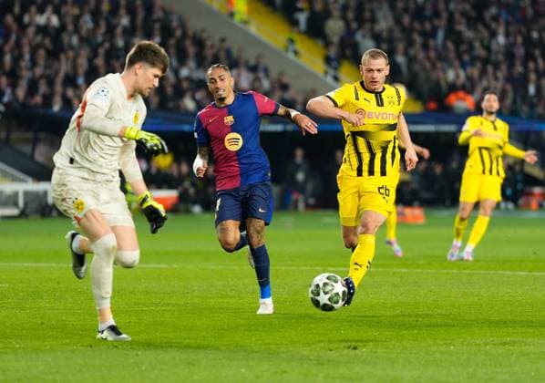 09.04.2025, xslx, Fussball UEFA Champions League, FC Barcelona, Barca - Borussia Dortmund v.l. Gregor Knobel (Borussia Dortmund), Raphinha (FC Barcelona), Julian Ryerson (Borussia Dortmund) (UEFA REGULATIONS PROHIBIT ANY USE OF PHOTOGRAPHS as IMAGE SEQUENCES and or QUASI-VIDEO) Barcelona
