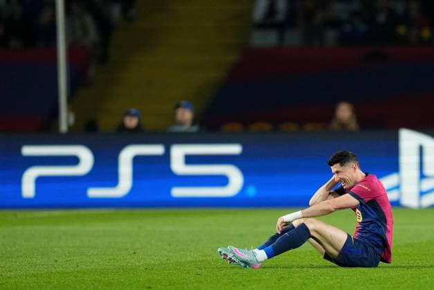 09.04.2025, xslx, Fussball UEFA Champions League, FC Barcelona, Barca - Borussia Dortmund v.l. Robert Lewandwowski (FC Barcelona) enttaeuscht, enttaeuscht schauend, dissapointed (UEFA REGULATIONS PROHIBIT ANY USE OF PHOTOGRAPHS as IMAGE SEQUENCES and or QUASI-VIDEO) Barcelona