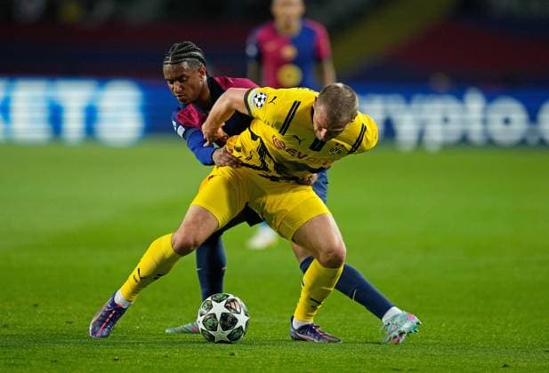 09.04.2025, xslx, Fussball UEFA Champions League, FC Barcelona, Barca - Borussia Dortmund v.l. Julian Ryerson (Borussia Dortmund), Alejandro Balde (FC Barcelona) (UEFA REGULATIONS PROHIBIT ANY USE OF PHOTOGRAPHS as IMAGE SEQUENCES and or QUASI-VIDEO) Barcelona