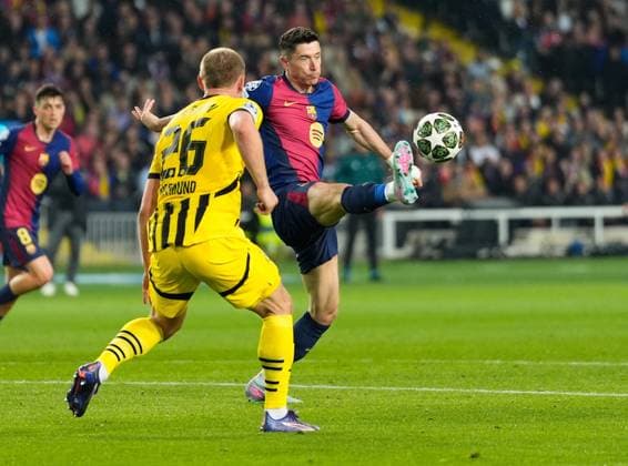 09.04.2025, xslx, Fussball UEFA Champions League, FC Barcelona, Barca - Borussia Dortmund v.l. Julian Ryerson (Borussia Dortmund), Robert Lewandwowski (FC Barcelona) (UEFA REGULATIONS PROHIBIT ANY USE OF PHOTOGRAPHS as IMAGE SEQUENCES and or QUASI-VIDEO) Barcelona