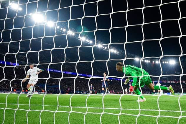 FOOTBALL : PSG vs Aston Villa - Ligue des Champions - 09 04 2025 Photo taken with a remote camera - Morgan Rogers ( 27 - Aston Villa ) beats Gianluigi Donnarumma ( 1 - PSG ) and scores a goal during the UEFA Champions League match between Paris Saint Germain and Aston Villa FC at Parc Des Princes on April 09 , 2025 in Paris, France. ( Photo by Dante Badano PsnewZ ) - ParisFrance  Copyright: xDantexBadanox