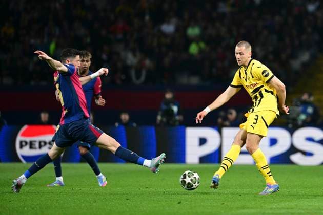 Waldemar Anton 3 (Borussia Dortmund) im Zweikampf, Aktion, mit Robert Lewandowski 9 FC Barcelona, Barca , FC Barcelona vs. Borussia Dortmund, Fussball, Champions League, Viertelfinale, 09.04.2025 Barcelona Katalonien Spanien
