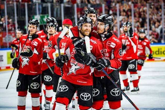 Sport Themen der Woche KW15 Sport Bilder des Tages Eishockey Penny-DEL Playoff-Halbfinale Spiel4 Kölner Haie - ERC Ingolstadt am 09.04.2025 in der Lanxess Arena in Köln Frederik Storm ( Köln ), vorne links und Gregor MacLeod ( Köln ), rechts - freuen sich über den knappen 2:1 Sieg Gemäß den Vorgaben der DEL Deutsche Eishockey Liga ist die Publikation und Weiterverwertung der Aufnahmen in elektronischen Medien und Endgeräten aller Art während des laufenden Spiels nicht zulässig. *** Ice Hockey Penny DEL Playoff Semifinal Game4 Cologne Sharks ERC Ingolstadt on 09 04 2025 at the Lanxess Arena in Cologne Frederik Storm Cologne , front left and Gregor MacLeod Cologne , right are happy about the narrow 2 1 victory According to the regulations of the DEL German Ice Hockey League, the publication and further use of the recordings in electronic media and end devices of all kinds during the ongoing game is not permitted xDMx