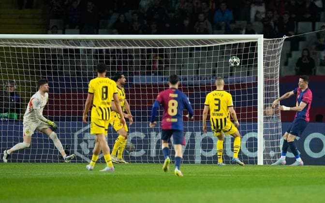 09.04.2025, xslx, Fussball UEFA Champions League, FC Barcelona, Barca - Borussia Dortmund v.l. Gregor Knobel (Borussia Dortmund), Serhou Guirassy (Borussia Dortmund), Robert Lewandwowski (FC Barcelona) Goal scored, erzielt das Tor zum 2:0 (UEFA REGULATIONS PROHIBIT ANY USE OF PHOTOGRAPHS as IMAGE SEQUENCES and or QUASI-VIDEO) Barcelona