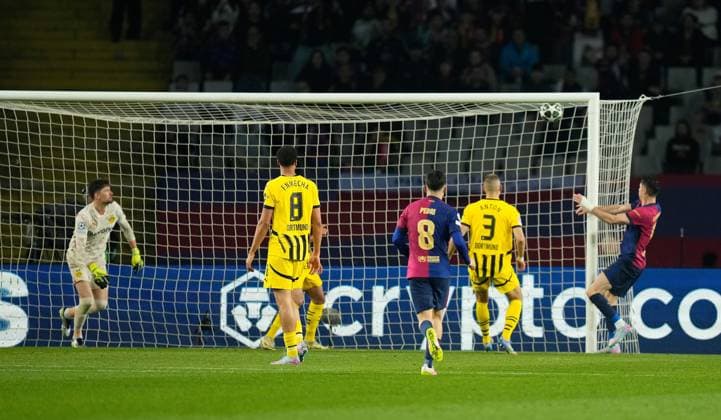 09.04.2025, xslx, Fussball UEFA Champions League, FC Barcelona, Barca - Borussia Dortmund v.l. Gregor Knobel (Borussia Dortmund), Serhou Guirassy (Borussia Dortmund), Robert Lewandwowski (FC Barcelona) Goal scored, erzielt das Tor zum 2:0 (UEFA REGULATIONS PROHIBIT ANY USE OF PHOTOGRAPHS as IMAGE SEQUENCES and or QUASI-VIDEO) Barcelona