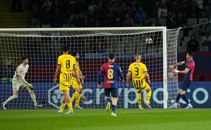 09.04.2025, xslx, Fussball UEFA Champions League, FC Barcelona, Barca - Borussia Dortmund v.l. Gregor Knobel (Borussia Dortmund), Serhou Guirassy (Borussia Dortmund), Robert Lewandwowski (FC Barcelona) Goal scored, erzielt das Tor zum 2:0 (UEFA REGULATIONS PROHIBIT ANY USE OF PHOTOGRAPHS as IMAGE SEQUENCES and or QUASI-VIDEO) Barcelona
