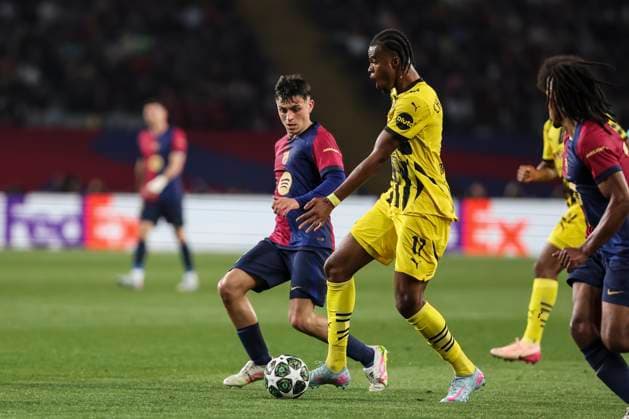 April 9, 2025, Barcelona, Barcelona, SPAIN: Carney Chukwuemeka of Borussia Dortmund and Pedro Gonzalez Pedri of FC Barcelona, Barca compete for the ball during the UEFA Champions League 2024 25 quarter-final first leg, match between FC Barcelona and Borussia Dortmund at Estadi Olimpic Lluis Companys on April 09, 2025 in Barcelona, Spain. Barcelona SPAIN - ZUMAa181 20250409_zaa_a181_051 Copyright: xJavierxBorregox
