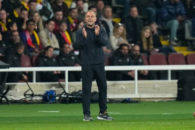 09.04.2025, xslx, Fussball UEFA Champions League, FC Barcelona, Barca - Borussia Dortmund v.l. Trainer Hani Flick (FC Barcelona) gibt Anweisungen, gestikuliert, mit den Armen gestikulieren gives instructions, gesticulate (UEFA REGULATIONS PROHIBIT ANY USE OF PHOTOGRAPHS as IMAGE SEQUENCES and or QUASI-VIDEO) Barcelona