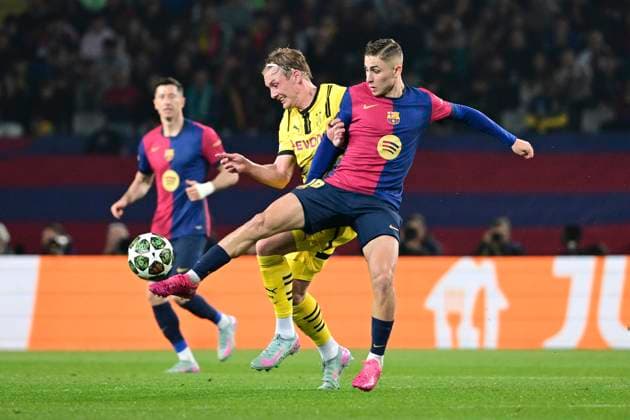 Fermin Lopez 16 FC Barcelona, Barca im Zweikampf, Aktion, mit Julian Brandt 10 (Borussia Dortmund), FC Barcelona vs. Borussia Dortmund, Fussball, Champions League, Viertelfinale, 09.04.2025 Barcelona Katalonien Spanien