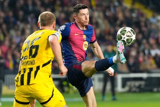 09.04.2025, xslx, Fussball UEFA Champions League, FC Barcelona, Barca - Borussia Dortmund v.l. Julian Ryerson (Borussia Dortmund), Robert Lewandowski (FC Barcelona) (UEFA REGULATIONS PROHIBIT ANY USE OF PHOTOGRAPHS as IMAGE SEQUENCES and or QUASI-VIDEO) Barcelona