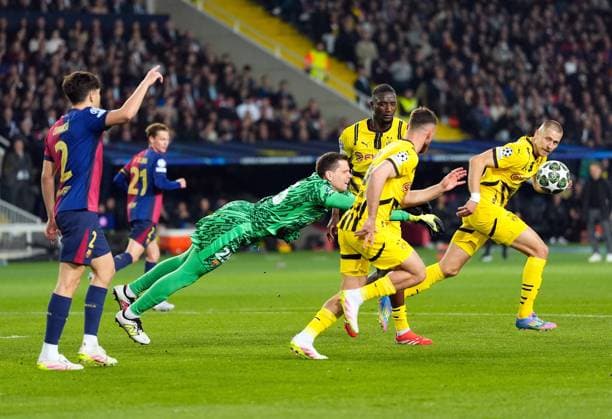 Sport Bilder des Tages 09.04.2025, xslx, Fussball UEFA Champions League, FC Barcelona, Barca - Borussia Dortmund v.l. Salih Oezcan (Borussia Dortmund), Wojciech Szczesny (FC Barcelona), Serhou Guirassy (Borussia Dortmund), Waldemar Anton (Borussia Dortmund) (UEFA REGULATIONS PROHIBIT ANY USE OF PHOTOGRAPHS as IMAGE SEQUENCES and or QUASI-VIDEO) Barcelona