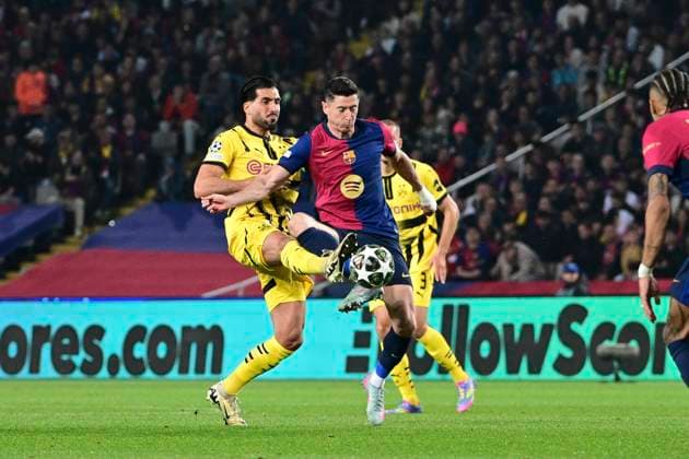Emre Can 23 (Borussia Dortmund) im Zweikampf, Aktion, mit Robert Lewandowski 9 FC Barcelona, Barca , FC Barcelona vs. Borussia Dortmund, Fussball, Champions League, Viertelfinale, 09.04.2025 Barcelona Katalonien Spanien