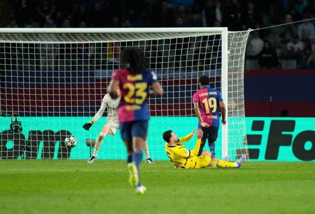 09.04.2025, xslx, Fussball UEFA Champions League, FC Barcelona, Barca - Borussia Dortmund v.l. Gregor Knobel (Borussia Dortmund), Ramy Bensebaini (Borussia Dortmund), Lamine Yamal (FC Barcelona) Goal scored, erzielt das Tor zum 4:0 (UEFA REGULATIONS PROHIBIT ANY USE OF PHOTOGRAPHS as IMAGE SEQUENCES and or QUASI-VIDEO) Barcelona