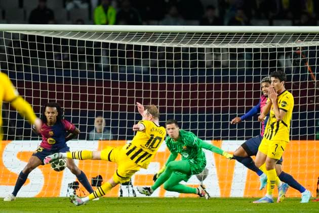 FC Barcelona, Barca v Borussia Dortmund - UEFA Champions League 2024 25 Quarter Final First Leg Julian Brandt attacking midfield of Borussia Dortmund and Germany shooting to goal during the UEFA Champions League 2024 25 Quarter Final First Leg match between FC Barcelona and Borussia Dortmund at Estadi Olimpic Lluis Companys on April 9, 2025 in Barcelona, Spain. Barcelona Spain  Copyright: xJosexBretonx originalFilename:bretonhernandez-fcbarcel250409_npnbk.jpg