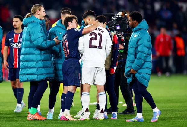 On loan from PSG Marco Asensio of Aston Villa speaks with PSG players at full time. Paris Saint-Germain v Aston Villa, UEFA Champions League, Quarter-Finals, 1st Leg, Football, Parc des Princes, Paris, France - 09 Apr 2025 EDITORIAL USE ONLY No use with unauthorised audio, video, data, fixture lists, club league logos or live services. Online in-match use limited to 120 images, no video emulation. No use in betting, games or single club league player publications. Copyright: xJamesxMarsh Shutterstockx 15243606cp
