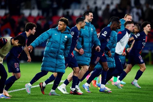 PSG players celebrate at full time. Paris Saint-Germain v Aston Villa, UEFA Champions League, Quarter-Finals, 1st Leg, Football, Parc des Princes, Paris, France - 09 Apr 2025 EDITORIAL USE ONLY No use with unauthorised audio, video, data, fixture lists, club league logos or live services. Online in-match use limited to 120 images, no video emulation. No use in betting, games or single club league player publications. Copyright: xJamesxMarsh Shutterstockx 15243606cs