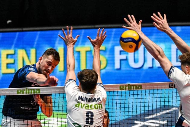 GER, VBL, VfB Friedrichshafen vs SVG Lüneburg 09.04.2025, Spacetech Arena, Friedrichshafen, GER, VBL, VfB Friedrichshafen vs SVG Lüneburg, im Bild Michal Superlak (Friedrichshafen, 6) trifft den Block, Theo Mohwinkel (Lueneburg, 8)
