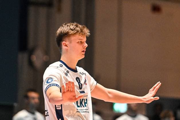 GER, VBL, VfB Friedrichshafen vs SVG Lüneburg 09.04.2025, Spacetech Arena, Friedrichshafen, GER, VBL, VfB Friedrichshafen vs SVG Lüneburg, im Bild Theo Mohwinkel (Lueneburg, 8) beruhigt seine Mitspieler