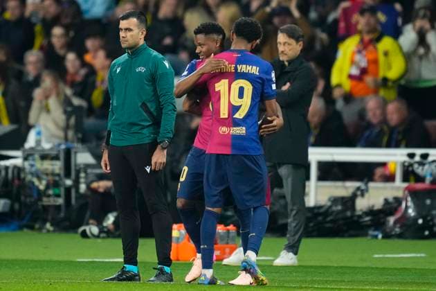 FC Barcelona, Barca v Borussia Dortmund - UEFA Champions League 2024 25 Quarter Final First Leg Lamine Yamal right winger of Barcelona and Spain is replaced by Ansu Fati left winger of Barcelona and Spain during the UEFA Champions League 2024 25 Quarter Final First Leg match between FC Barcelona and Borussia Dortmund at Estadi Olimpic Lluis Companys on April 9, 2025 in Barcelona, Spain. Barcelona Spain  Copyright: xJosexBretonx originalFilename:bretonhernandez-fcbarcel250409_np1Vr.jpg