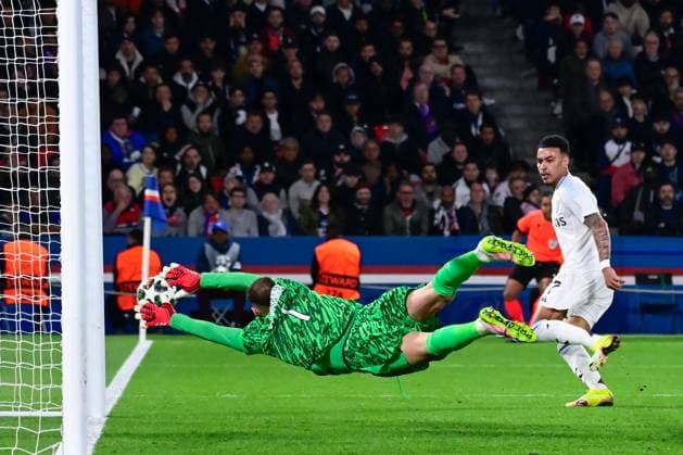 FOOTBALL : PSG vs Aston Villa - Ligue des Champions - 09 04 2025 Morgan Rogers ( 27 - Aston Villa ) beats Gianluigi Donnarumma ( 1 - PSG ) and scores a goal during the UEFA Champions League match between Paris Saint Germain and Aston Villa FC at Parc Des Princes on April 09 , 2025 in Paris, France. ( Photo by Dante Badano PsnewZ ) - ParisFrance  Copyright: xDantexBadanox