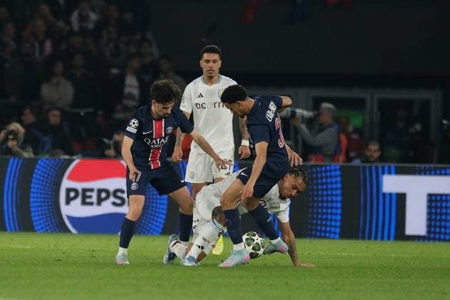 April 10, 2025, Paris, France: Aston Villa Midfield AMADOU ONANA in action during the UEFA Champions League Quarter-finals 1st leg between Paris Saint Germain and Aston Villa at the Parc des Princes Stadium - Paris - France ..PSG won 3:1 Paris France - ZUMAp119 20250410_zaf_p119_001 Copyright: xPierrexSteveninx