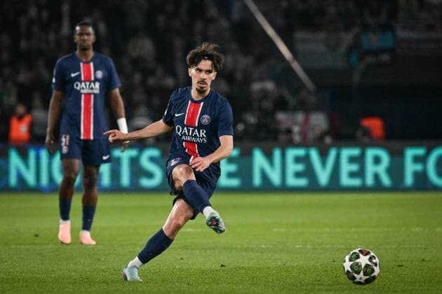 Champions League PSG vs Aston Villa FC - FA Paris Saint-Germain’s midfielder Vitinha passes the ball during the UEFA Champions League football match between Paris Saint-Germain and Aston Villa FC at the Parc des Princes Stadium in Paris on April 9, 2025. Photo by Firas Abdullah ABACAPRESS.COM Paris Ile-de-France France  Copyright: xAbdullahxFiras ABACAx