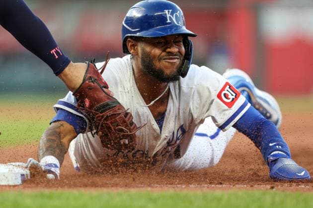 MLB, Baseball Herren, USA 2025: Twins Vs Royals APR 09 April 9, 2025: Kansas City Royals third baseman Maikel Garcia (11) slides back into first base safe beating the tag from Minnesota Twins first baseman Ty France (13) during the third inning of an MLB baseball game at Kauffman Stadium in Kansas City, MO. David Smith CSM (Credit Image: Â David Smith Cal Media) Kansas City Mo United States of America EDITORIAL USE ONLY Copyright: xx ZUMA-20250409_zma_c04_012.jpg DavidxSmithx csmphotothree374536