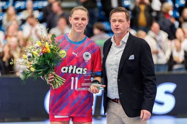 Sport Themen der Woche KW15 Sport Bilder des Tages Xenia Smits (GER, 11) wird als Handballerin des Jahres 2024 geehrt, 09.04.2025, Hamburg (Deutschland), Handball, Frauen, Freundschaftsspiel Deutschland-Dänemark *** Xenia Smits GER, 11 is honored as Handball Player of the Year 2024, 09 04 2025, Hamburg Germany , Handball, Women, Friendly match Germany Denmark xprx