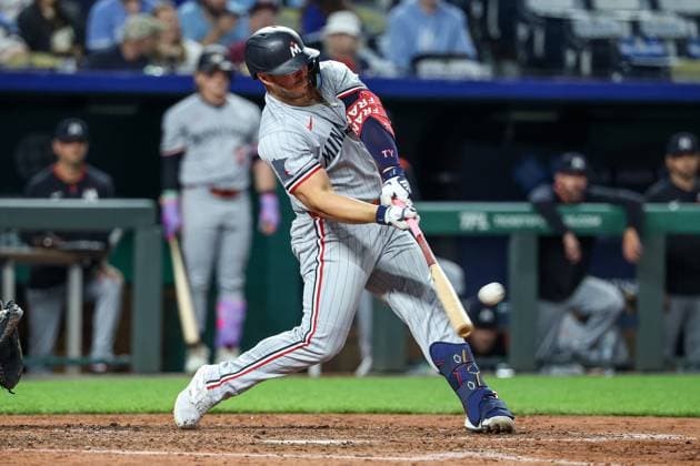 MLB, Baseball Herren, USA 2025: Twins Vs Royals APR 09 April 9, 2025: Minnesota Twins first baseman Ty France (13) hits a solo home run against the Kansas City Royals during the ninth inning of an MLB baseball game at Kauffman Stadium in Kansas City, MO. David Smith CSM (Credit Image: Â David Smith Cal Media) Kansas City Mo United States of America EDITORIAL USE ONLY Copyright: xx ZUMA-20250409_zma_c04_091.jpg DavidxSmithx csmphotothree374612