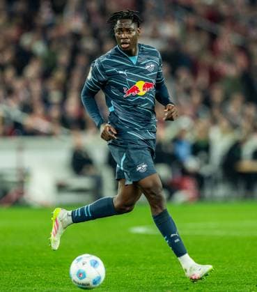 Leipzigs El Chadaille Bitshiabu. Fussball DFB Pokal, Halbfinale: VfB Stuttgart - RB Leipzig 3:1. 2. April 2025: MHP Arena Stuttgart. VfB Stuttgart - RB Leipzig 3:1
