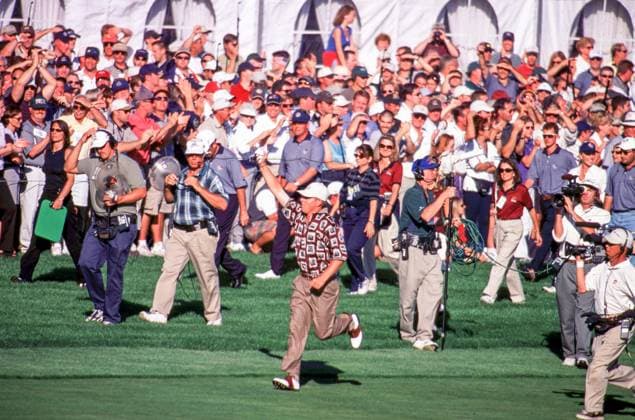 Archivbilder der Woche SPORT KW15 The 1999 Ryder Cup Matches JUSTIN LEONARD RUNS UP 18TH FAIRWAY VERSUS OLAZABAL AND FANS - FINAL DAYY 33rd RYDER CUP 27th SEPTEMBER 1999 THE COUNTRY CLUB, BROOKLINE, BOSTON, MASSACHUSETTES USA The 33rd Ryder Cup took place from September 24-26, 1999, at The Country Club in Brookline, Massachusetts, USA. The event is widely regarded as one of the most memorable Ryder Cups, particularly because of the dramatic comeback by Team USA on the final day, as well as the controversial celebrations that followed. Copyright: xMarkxNewcombex