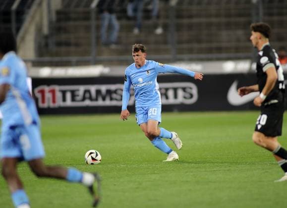 Fussball, Herren, 3.Liga, Saison 2024 2025, TSV 1860 München - SV Sandhausen, Grünwalder Stadion Lukas Reich (TSV 1860 München) mit Ball im Angriff DFB regulations prohibit any use of photographs as image sequences and or quasi-video