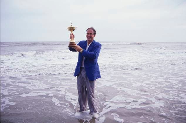 Archivbilder der Woche SPORT KW15 The Ryder Cup 1989 910921 KIAWAH ISLAND, SOUTH CAROLINA USA PHOTO MARK NEWCOMBE 29th RYDER CUP 1991 USA Captain Dave Stockton with the trophy after being thrown in the sea by his team The 1991 Ryder Cup, known as the War on the Shore, was the 29th edition of the tournament, held at Kiawah Island Golf Resort in South Carolina, USA.September 27 29, 1991 It was one of the most intense and controversial Ryder Cups in history, marked by fierce competition and gamesmanship. The United States team, captained by Dave Stockton, narrowly defeated Europe, led by Bernard Gallacher, with a final score of 14Â½ 13Â½. The decisive moment came when Bernhard Langer missed a crucial 6-foot putt on the final hole, securing the American victory. This event solidified the modern era of the Ryder Cup as a fiercely contested and emotionally charged tournament. Copyright: xMarkxNewcombex